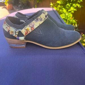 Farylrobin Ankle Boots: Charcoal Grey  Floral Motif Shoes - Women's size 6.5